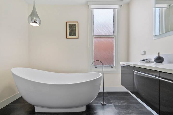 Stunning Renovated Home, close to CBD Sleeps 8. gallery image 5