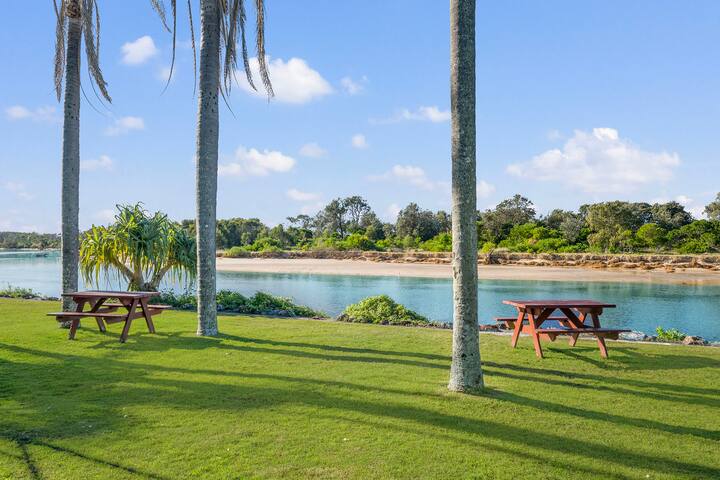 Spacious & Tranquil Waterfront Relaxation - Crescent Head