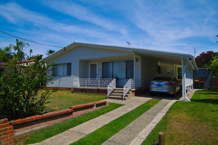 Pet Friendly Holiday Cottage - Crescent Head