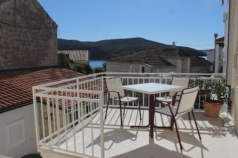 A-4744-b Two bedroom apartment near beach Slano,