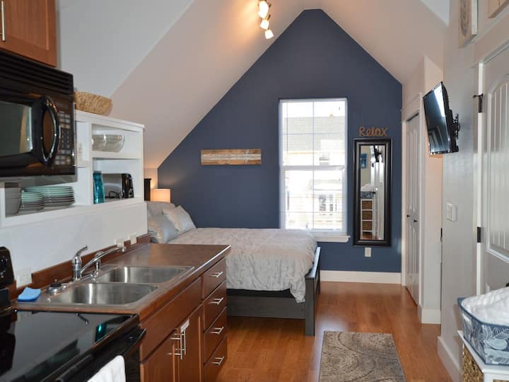 ¡Estudio de arriba con lujosa cama queen y techos abovedados!