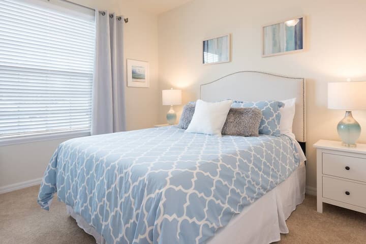 标准双人床卧室