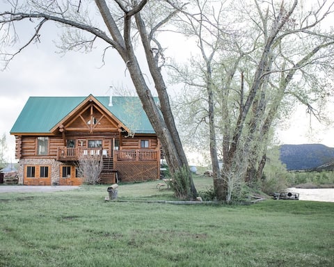 Spacious riverside Lodge Book now for winter ski t