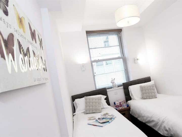 อพาร์ทเมนท์ 4 ห้องสองเตียงเดี่ยว