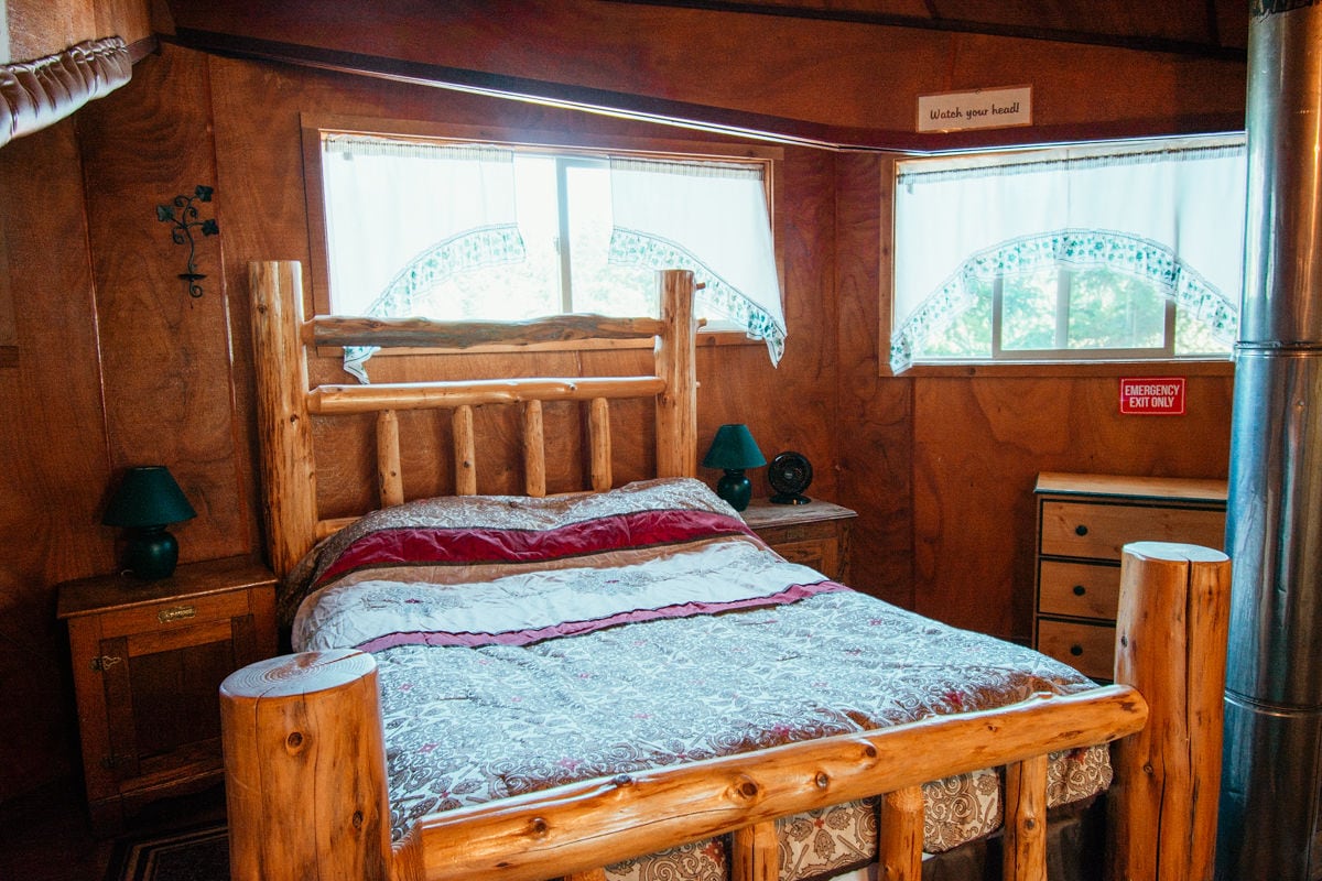 Основна спалня с дървени трупи отблизо