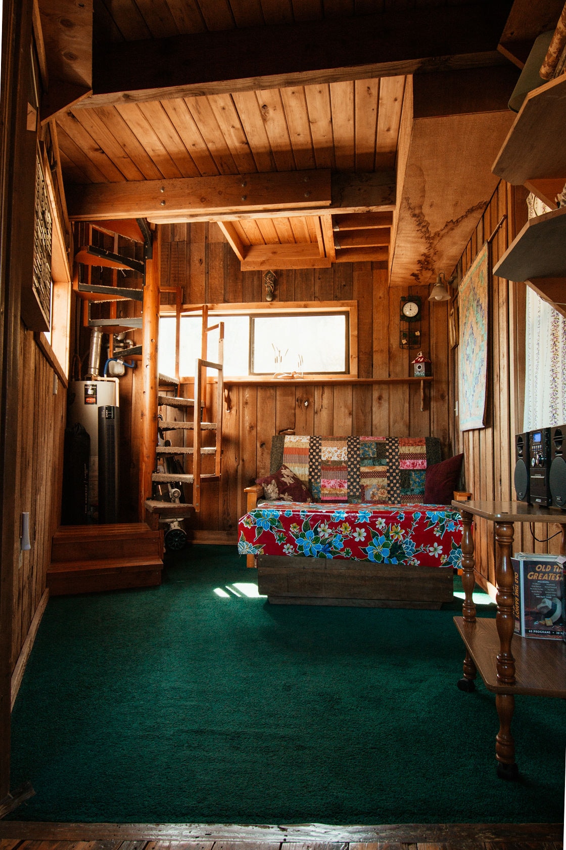 Всекидневна и кръгово стълбище