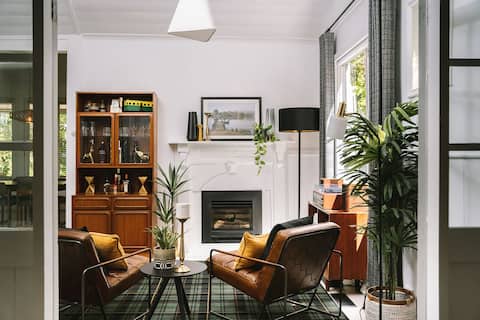 St. Etienne Daylesford ~ Contemporary Styling!