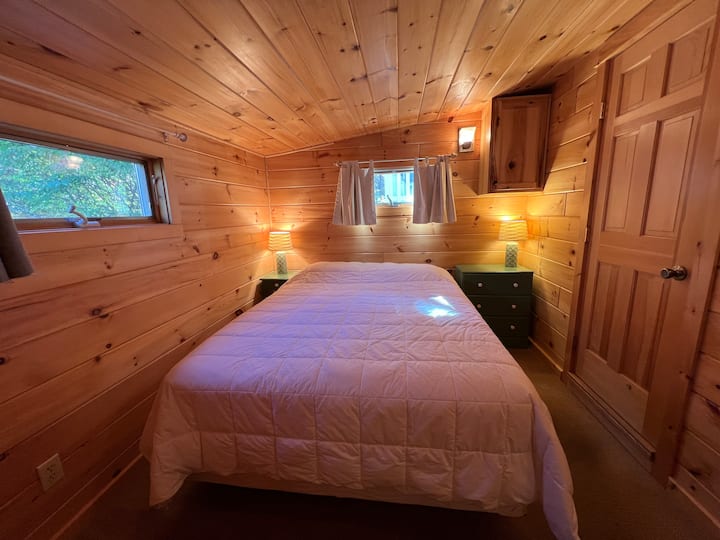 Garrison唯一的卧室配备一张标准双人床。