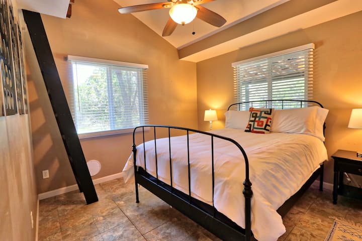 Спалната соба 2 има брачен кревет и вентилатор на таванот