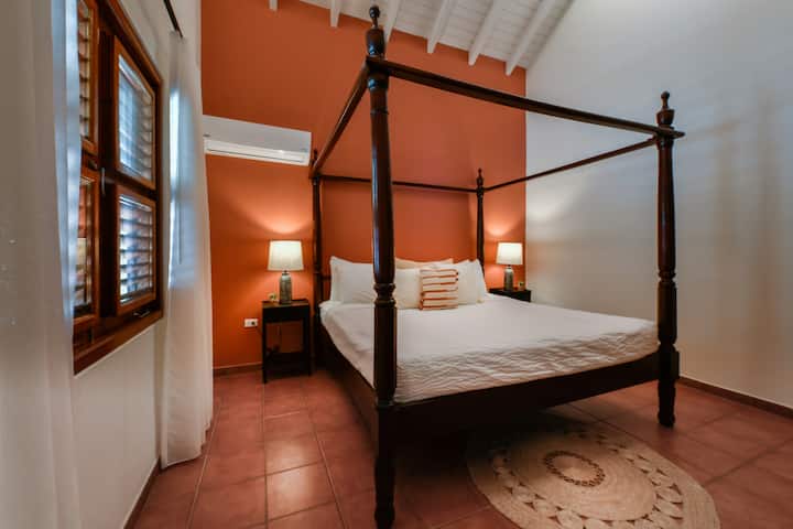 El dormitorio 2 está equipado con una cómoda extra ancha, que proporciona un amplio espacio de almacenamiento para tus pertenencias y garantiza una estancia desordenada y cómoda.