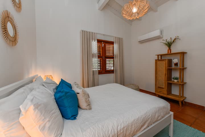 Experimenta el encanto del dormitorio 3 con sus ventanas de madera, agregando un toque de elegancia y belleza natural a tu tranquilo retiro.