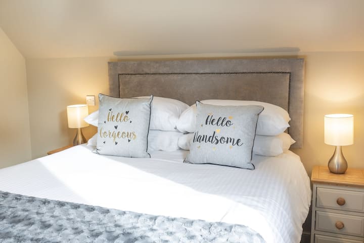 Dhomë gjumi kryesore me krevat kingize, dhomë dushi ngjitur dhe sallë pritjeje më vete