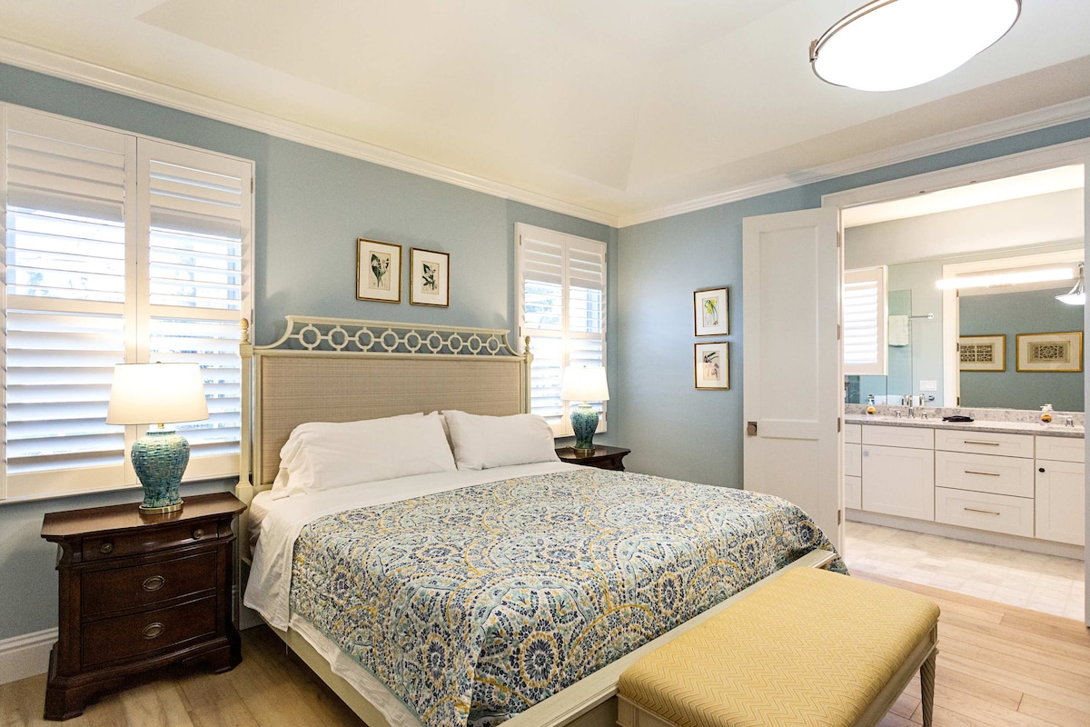 Dormitorio principal con cama tamaño king, televisión, vestidor y baño principal