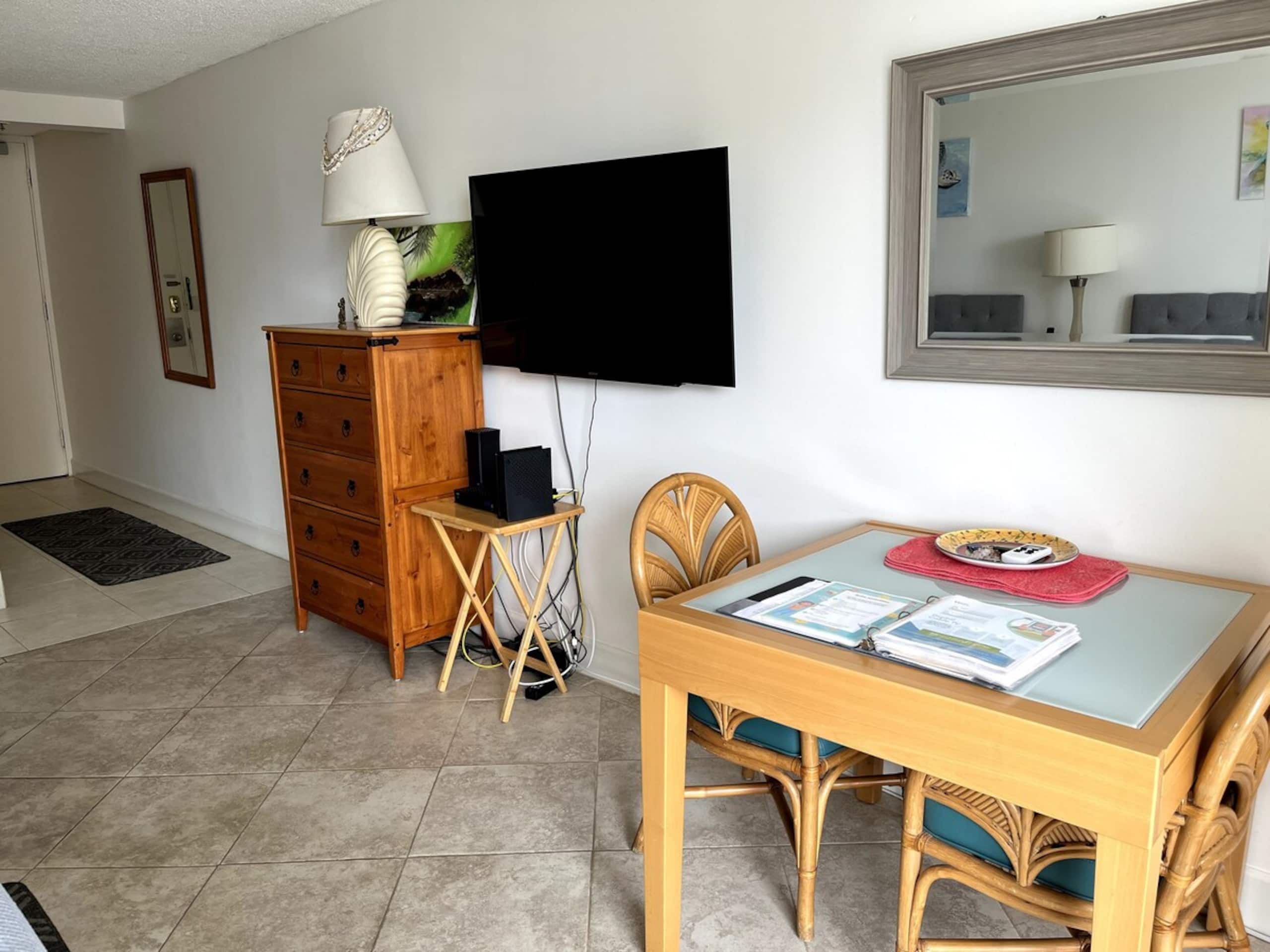 Central Waikiki Studio w/ Balcony, 5-Min to Beach - Image 10