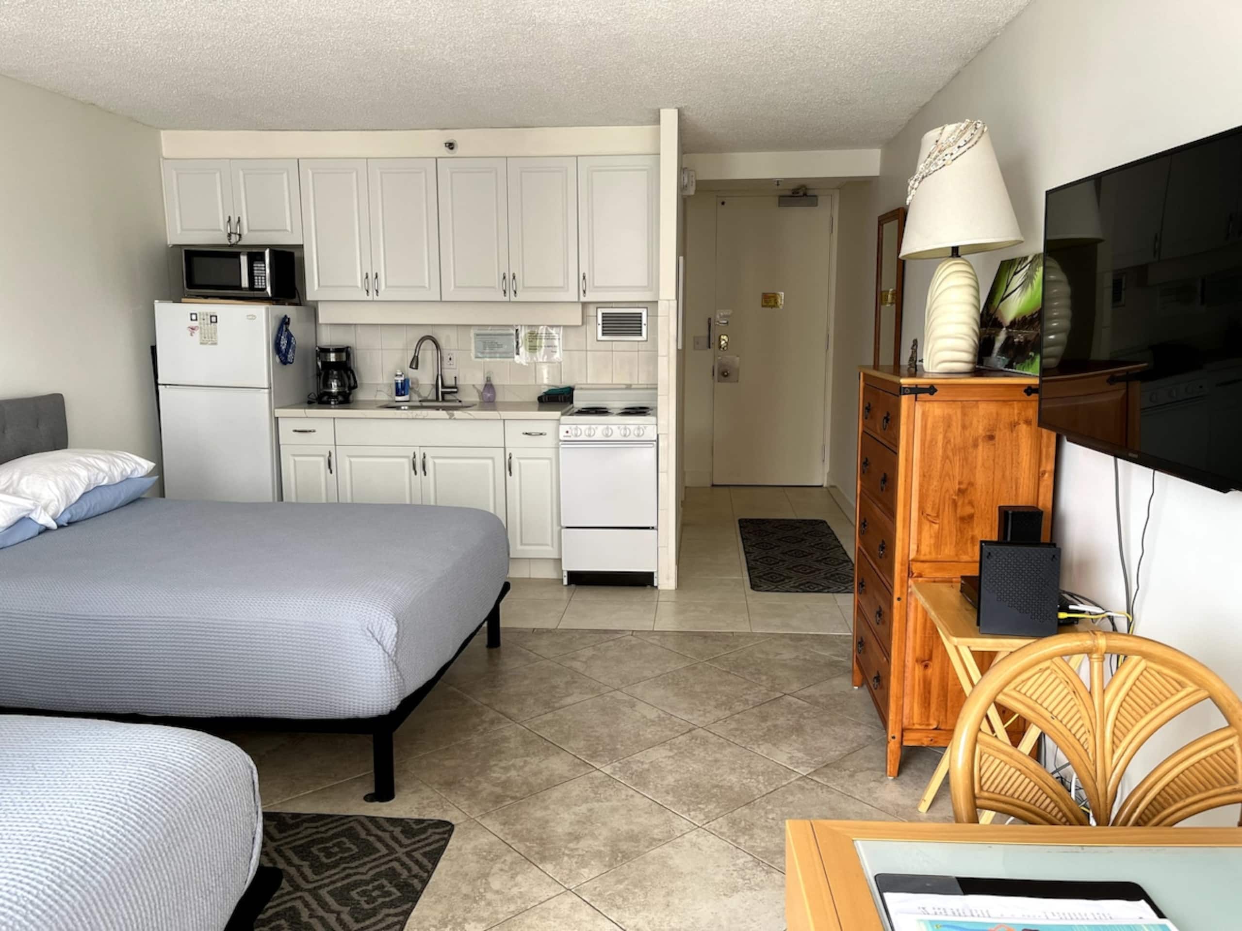 Central Waikiki Studio w/ Balcony, 5-Min to Beach - Image 9