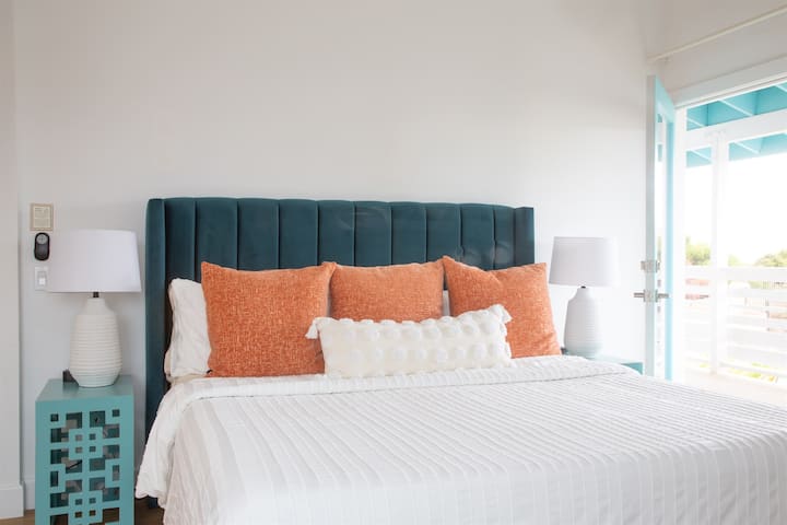 主卧配备加大双人床-顶楼-卧室1