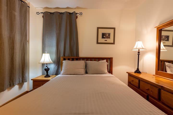 Letto a due piazze con Powder Room | Piano inferiore | Camera da letto 8