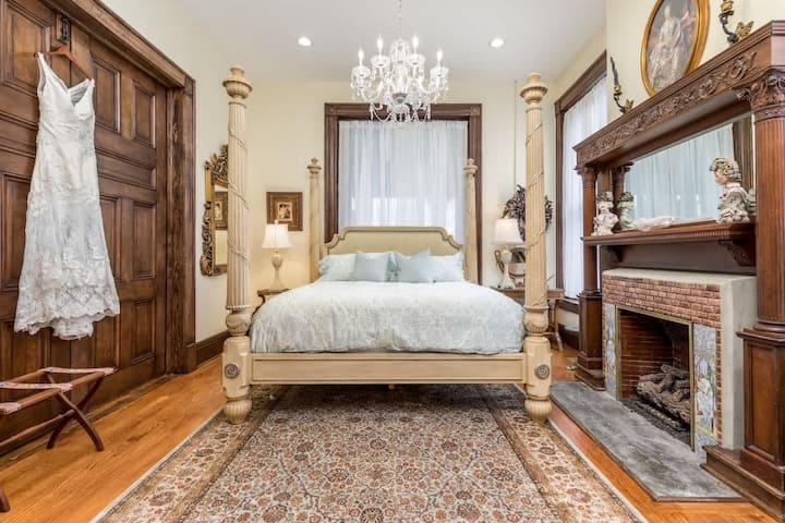 Historic Luxury. 7 Lux King Beds. Walk to DT. - Villas for Rent in