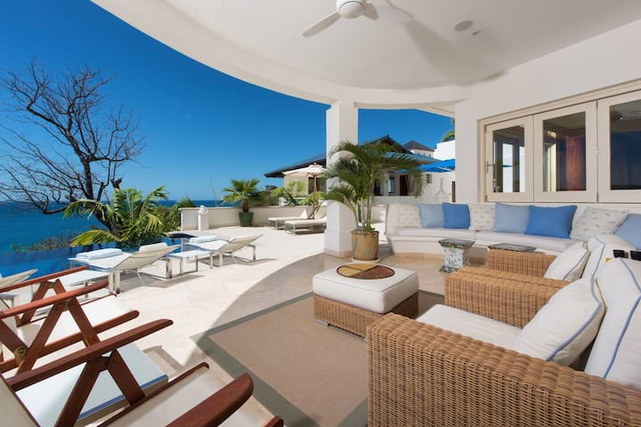 Luxurious Hilltop Villa w/ Sweeping Ocean Views