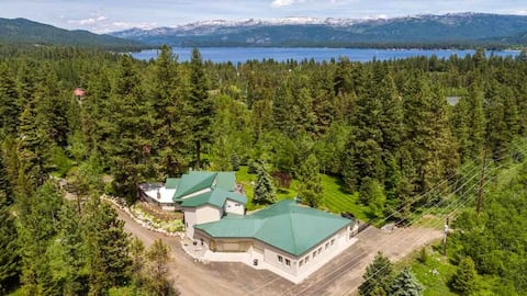 Seasons at McCall-Pool-GameRm-Bar-Outdoor Hot Tub