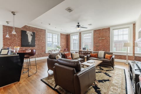 Huge MAIN ST 2 bd/2 ba Loft, Easy Parking