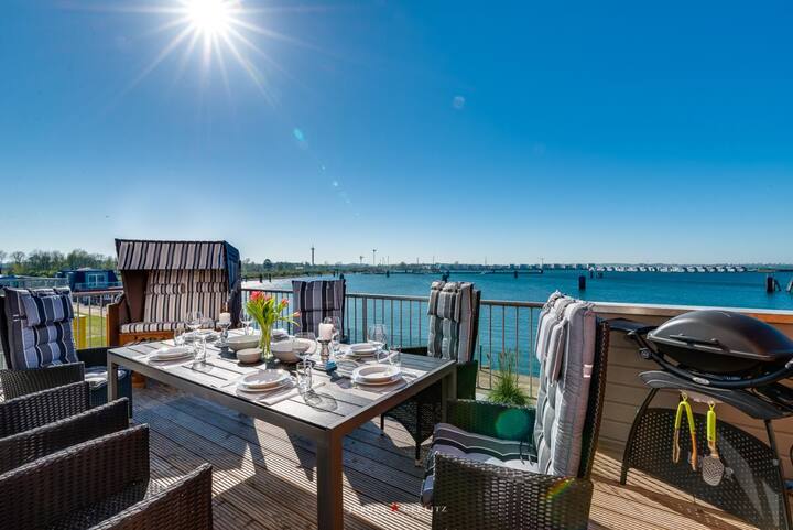 Harbor lounge floor: fireplace, wellness bath with hot tub