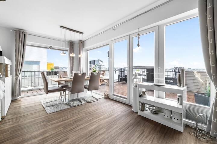 Harbor lounge floor: fireplace, wellness bath with hot tub