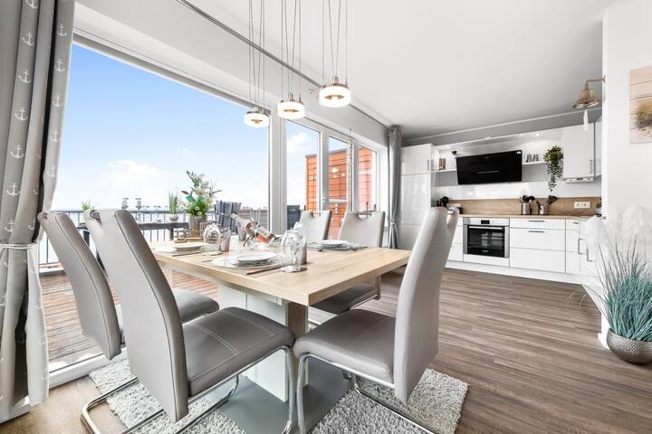 Harbor lounge floor: fireplace, wellness bath with hot tub