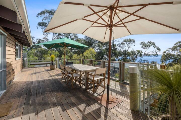 Albert – Cosy Wood Fire, Huge Deck & Stunning View