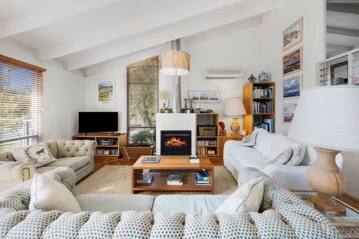 Albert – Cosy Wood Fire, Huge Deck & Stunning View gallery image 2