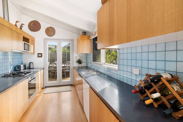 Albert – Cosy Wood Fire, Huge Deck & Stunning View gallery image 4