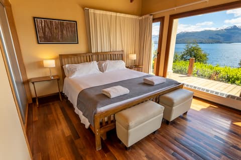 House next to Lake Nahuel Huapi: stunning view