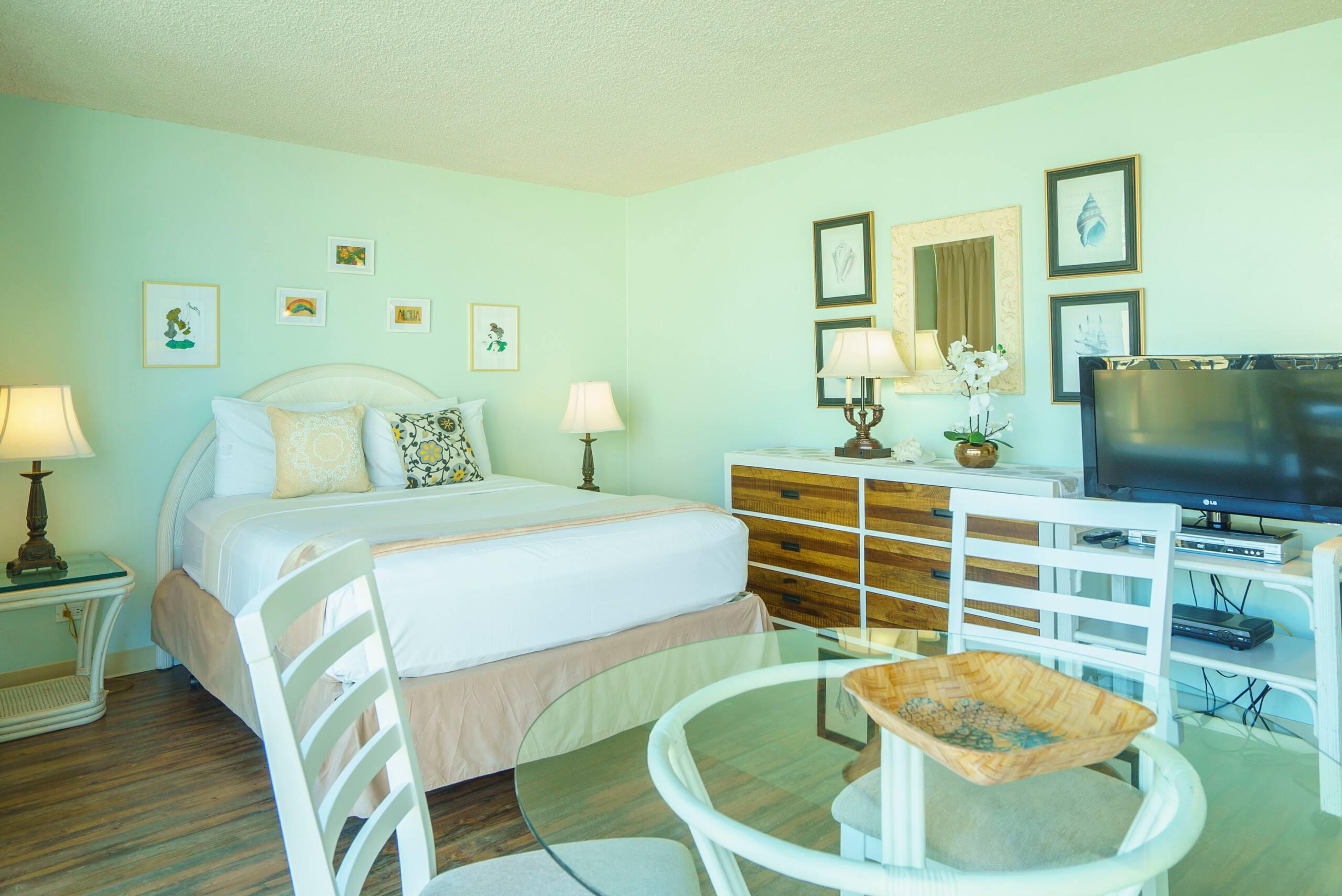 Condo in Honolulu · ★4.37 · 1 bedroom · 2 beds · 1 bath - Image 25