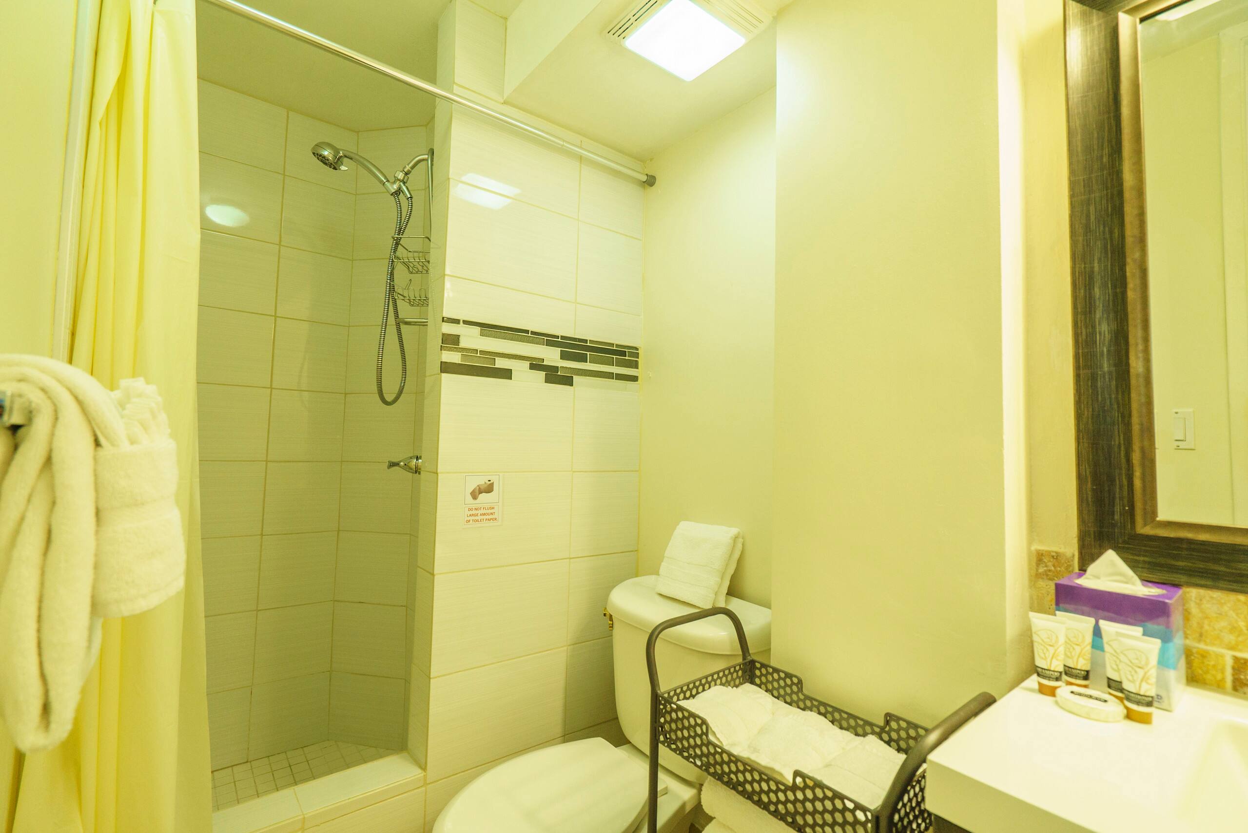 Condo in Honolulu · ★4.37 · 1 bedroom · 2 beds · 1 bath - Image 39
