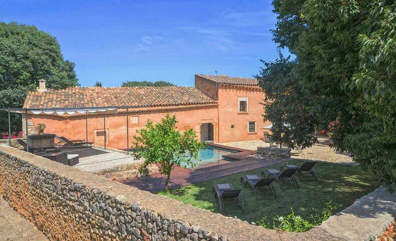 Beautiful and luxurious country house for 6 people gallery image 2