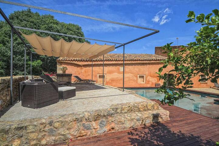 Beautiful and luxurious country house for 6 people gallery image 3