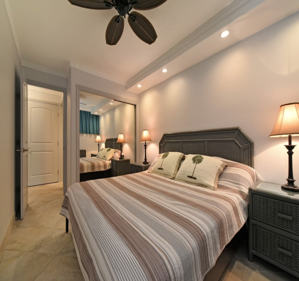 Užite si dobrý spánok v dobre osvetlenej izbe so stropným ventilátorom a lampami pri posteli.