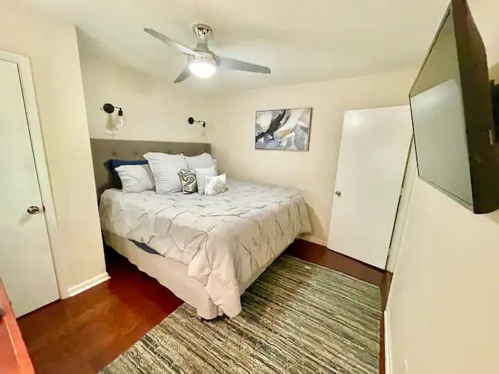 غرفة نوم رئيسية بسرير كبير