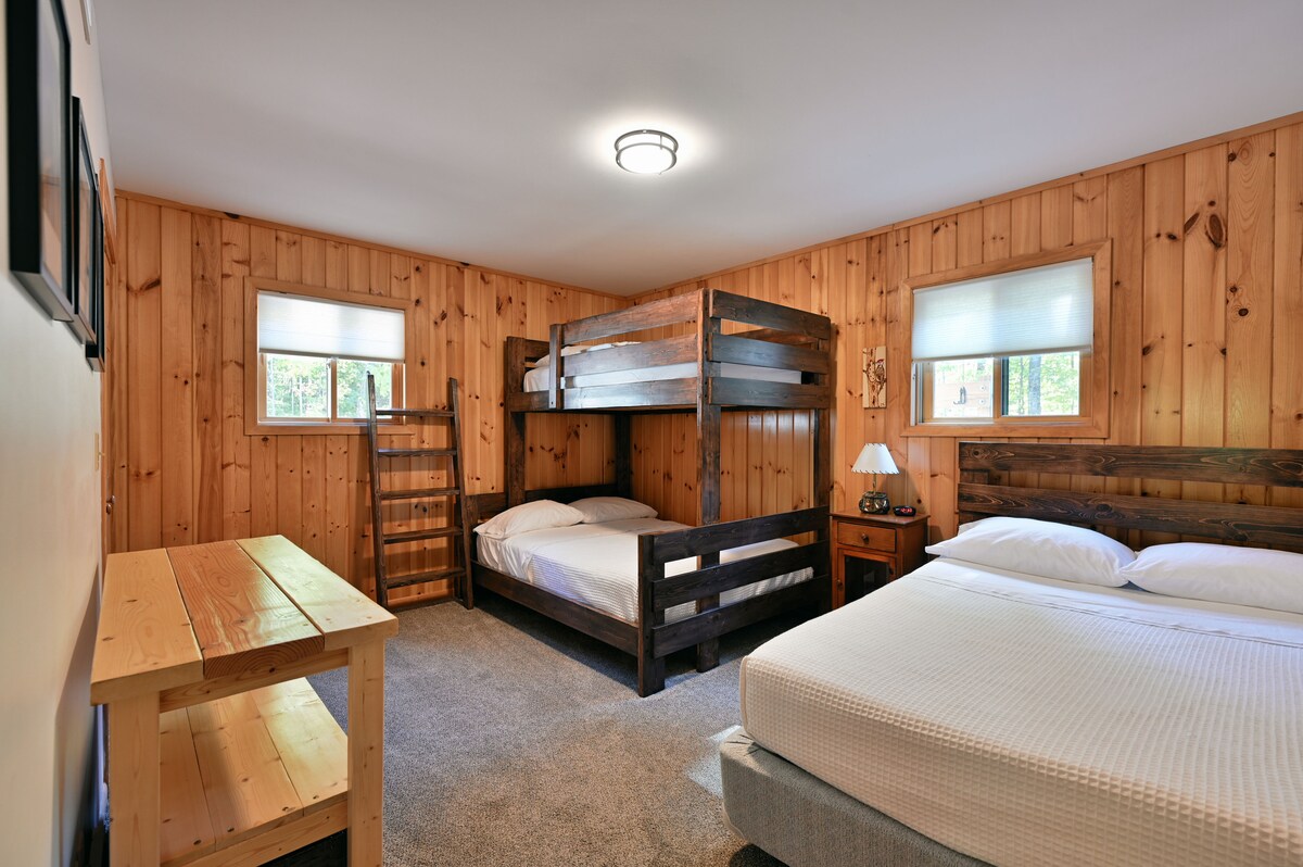 2 plné postele a 2 samostatné postele na poschodovej posteli