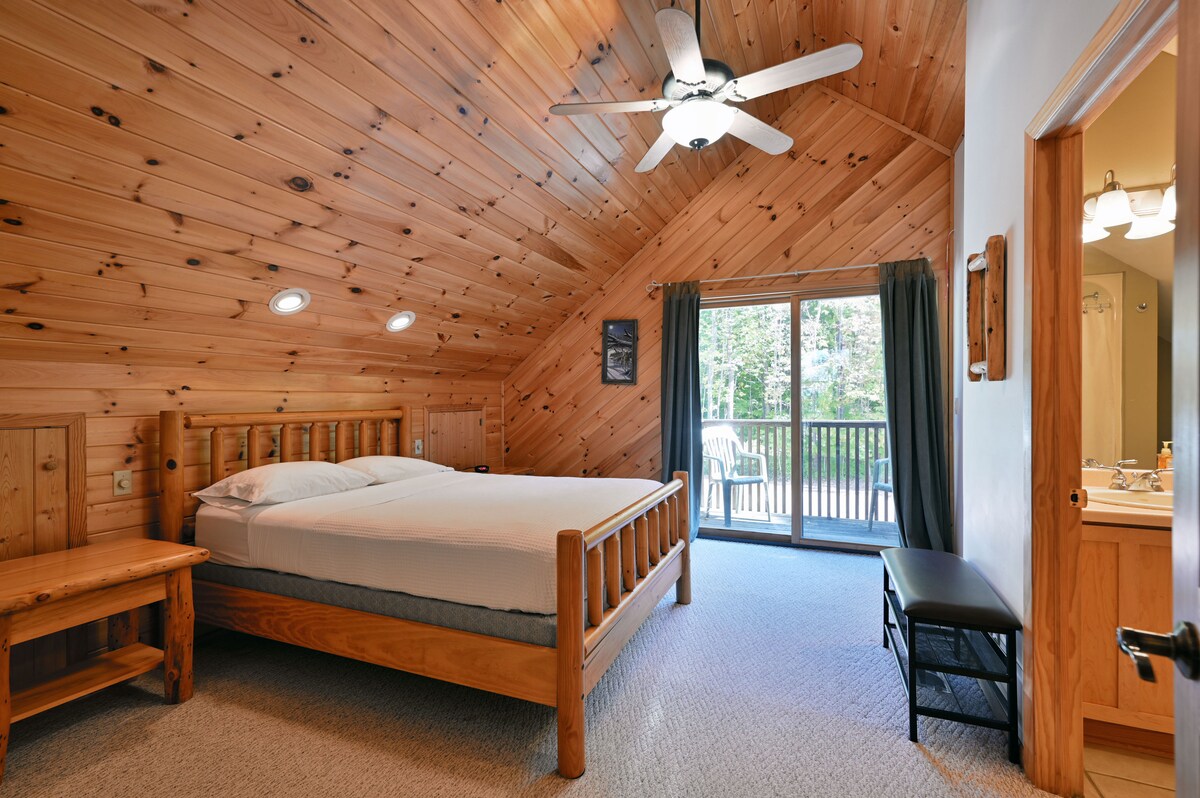 Loftová spálňa má vlastné poschodie s balkónom