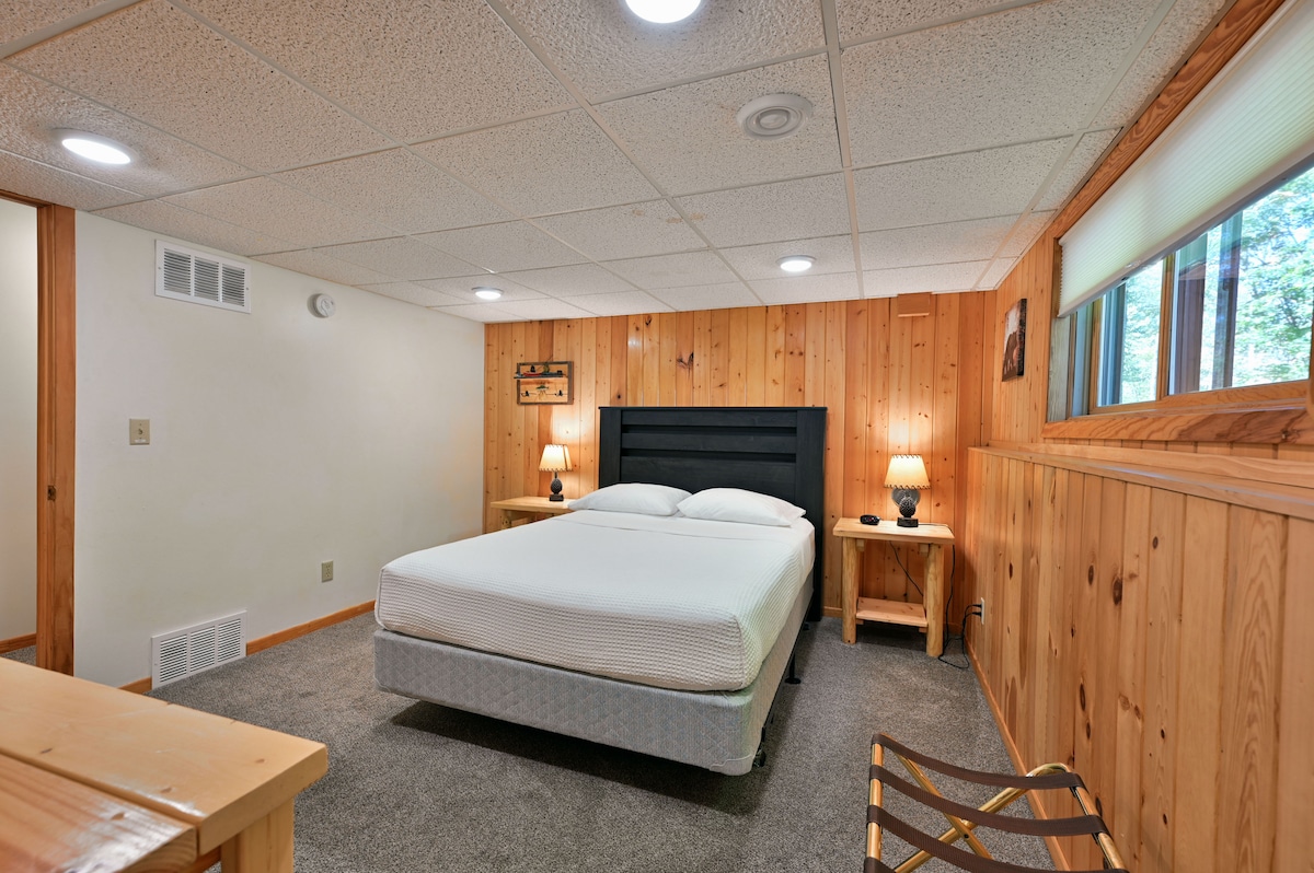 Kúpeľňa na nižšom poschodí je ukrytá, celkom pohodlná.