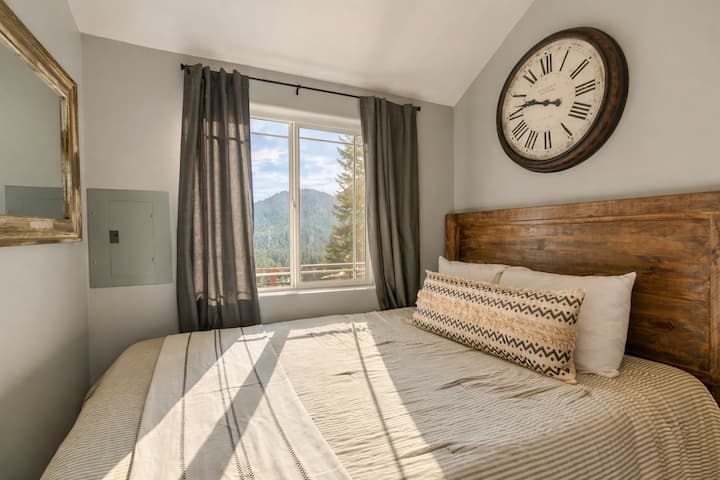 Wake up to mountain views streaming through the window, with warm sunlight dancing across cozy linens in this cozy Queen bedroom retreat.