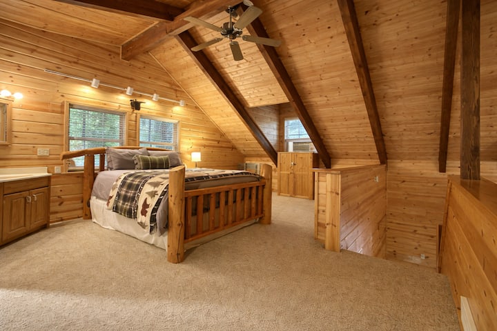 在舒适的阁楼卧室里入睡，温暖的木梁和柔和的灯光营造出完美的山区度假氛围。