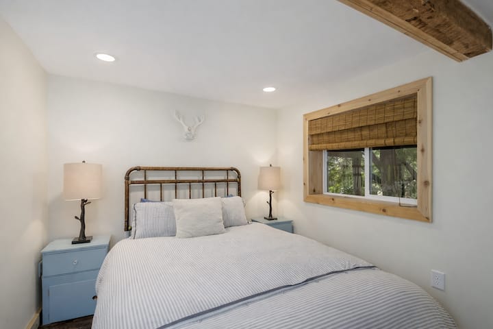 Word fris wakker in deze gezellige slaapkamer met rustieke charme. Zacht beddengoed en een rustig uitzicht op het bos creëren je perfecte toevluchtsoord.