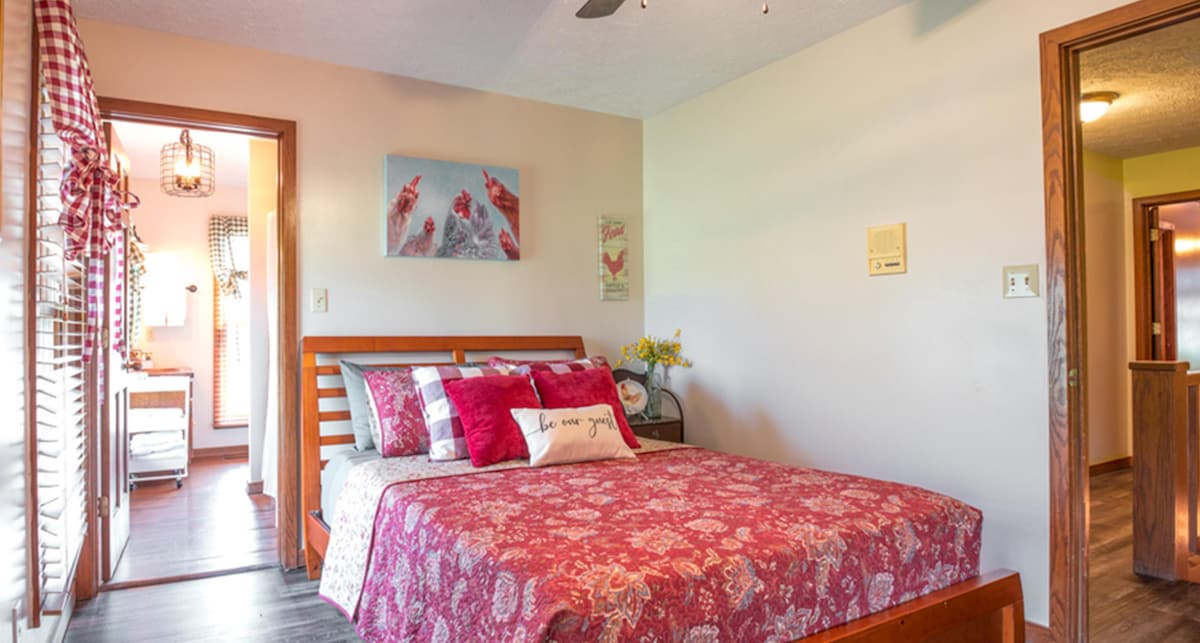 Čvrsto spavajte u sobi s piletinom