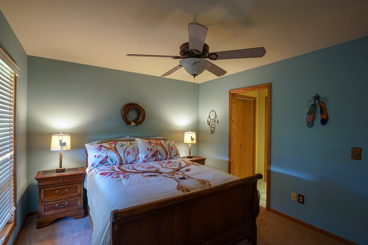 غرفة النوم الثانية في الطابق الرئيسي