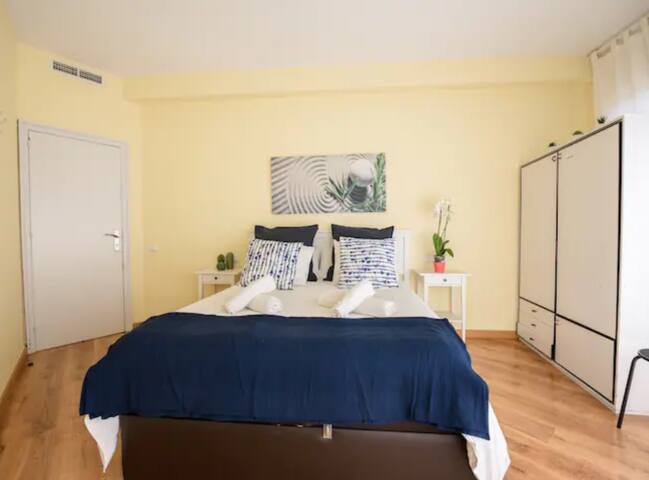 Unique & Spacious Flat 4BR Terrace 20M Ramblas gallery image 5