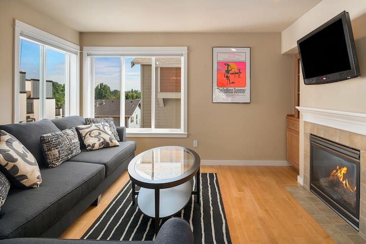 Seattle Vacation Home: Life’s a Beach – Comfort, LOCATION, 3 En Suites!