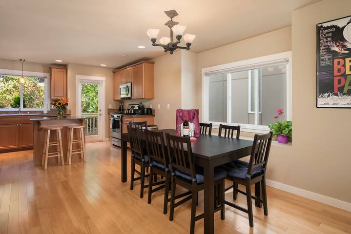 Seattle Vacation Home: Life’s a Beach – Comfort, LOCATION, 3 En Suites! gallery image 5