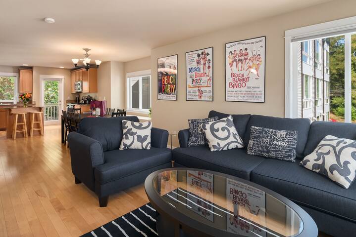 Seattle Vacation Home: Life’s a Beach – Comfort, LOCATION, 3 En Suites! gallery image 3